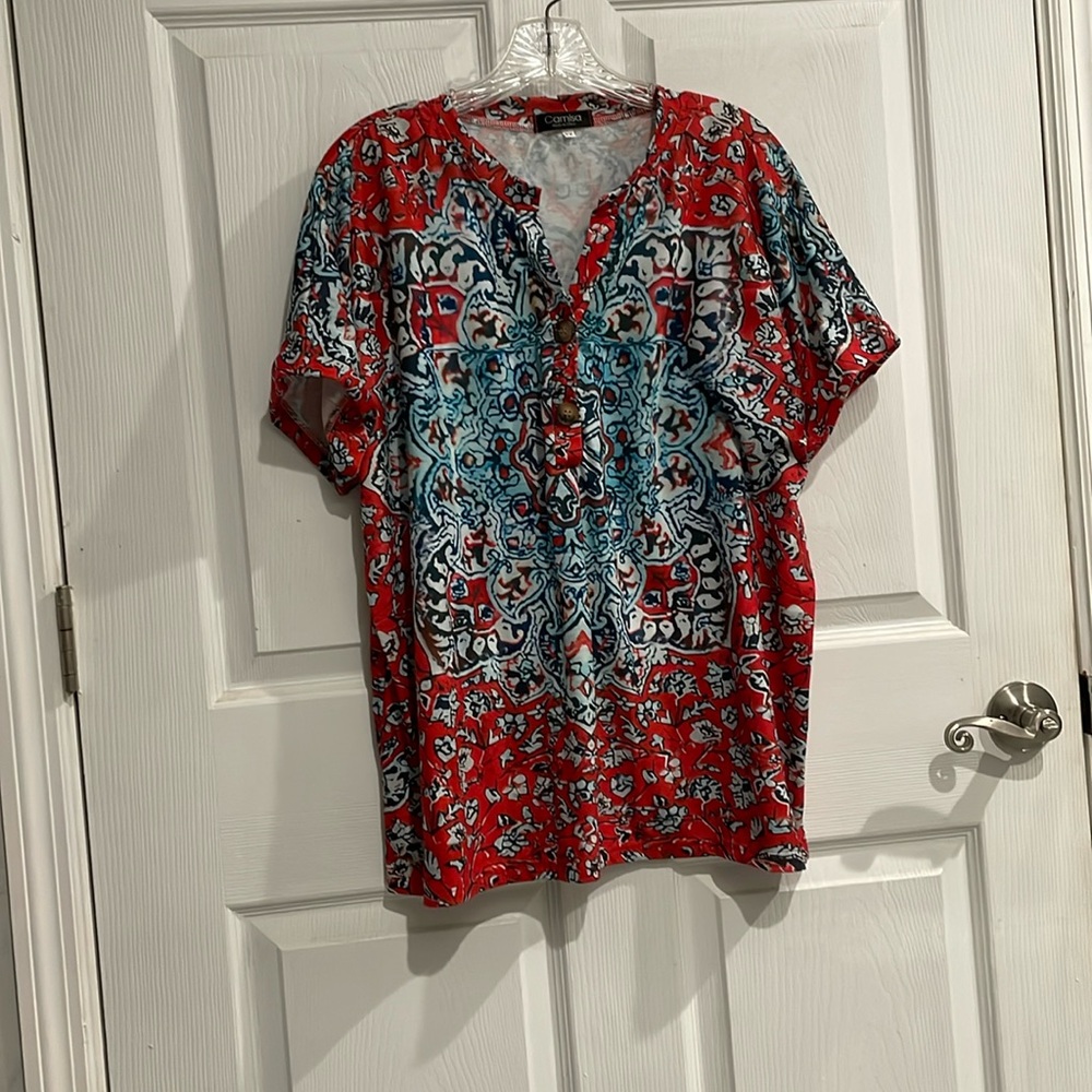 Women’s 2X v-neck blouse. 2 button closure and cuff sleeves. Pretty colors.
